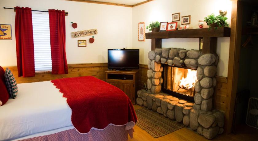 a living room with a fire place and a television, Sleepy Forest Cottages in Big Bear Lake (CA)