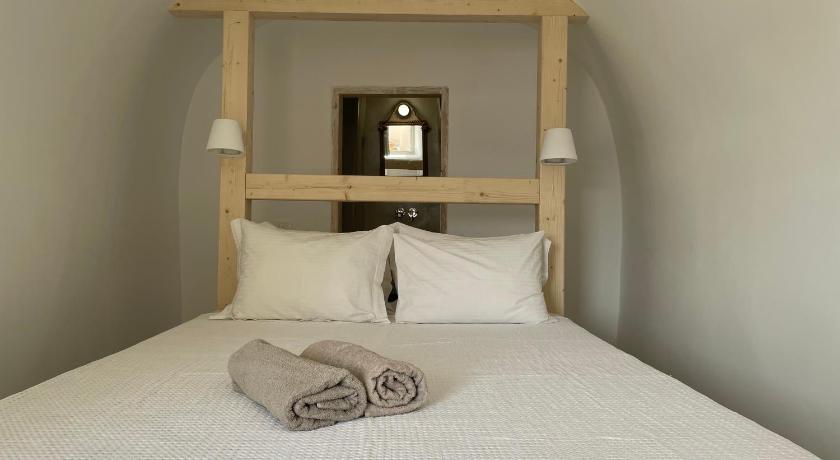 Cosmoia Cave House — Hotel in Santorini