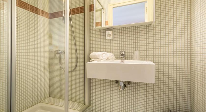 Image of Quintuple Room (5 Adults) 2