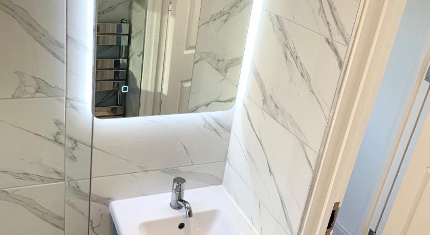 Large 3 Bedroom modern apartment close to central London photo