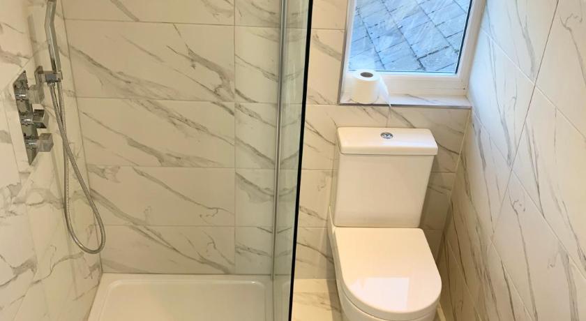 Large 3 Bedroom modern apartment close to central London photo