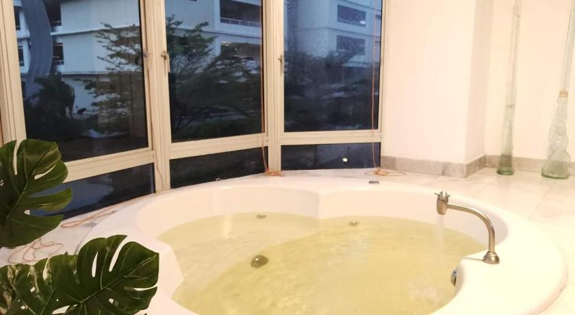Own Private Jucuzzi POOL inside Sri Petaling Hse — Hotel in Kuala Lumpur