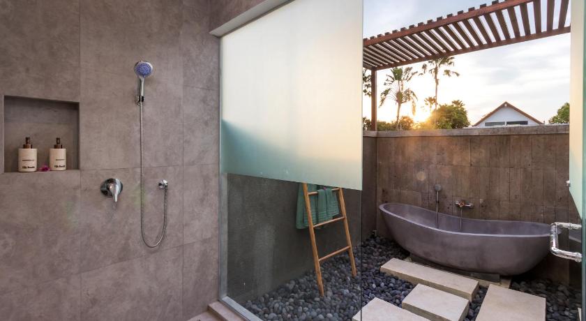 Villa Besakih 5BR, 5 mins to beach - Canggu photo