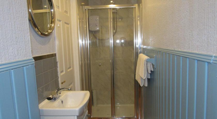 a bathroom with a shower, sink, and toilet, Seton Guest House in Glasgow