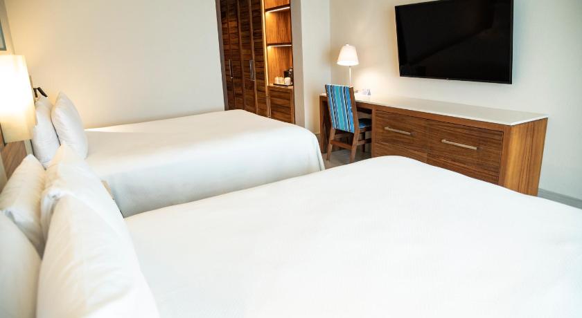 Image of Swim Up Oceanfront Double Room 15