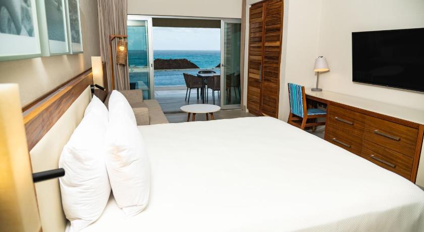 Image of Swim Up Oceanfront King Room 4