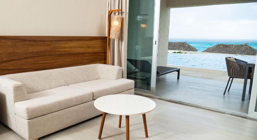 Image of Swim Up Oceanfront King Room 9