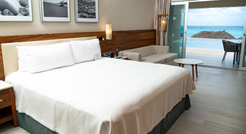 Image of Swim Up Oceanfront King Room 3