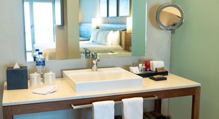 Image of Swim Up Oceanfront King Room 11