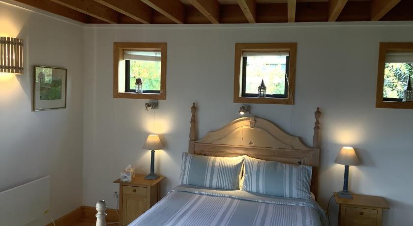 Stunning Scandi Style Home Overlooking Lake Wanaka — Hotel in Wanaka