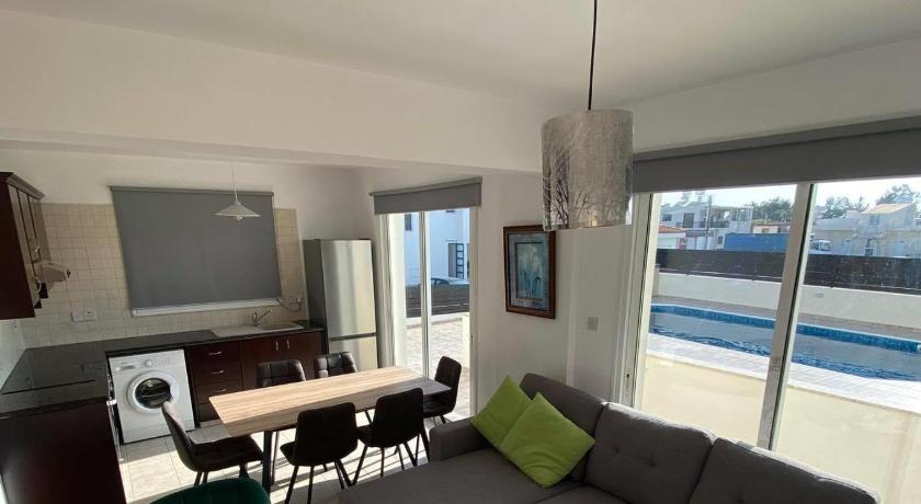 Cosy apartment in Kato Paphos with pool access — Hotel in Paphos