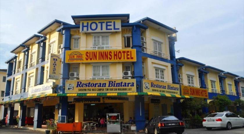 a large building with a sign on the side of it, Sun Inns Sunway City Ipoh Tambun in Ipoh