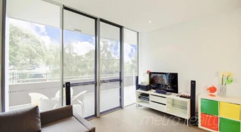 Sun-Drenched 3 Bedroom Apartment in Turrella — Hotel in Sydney