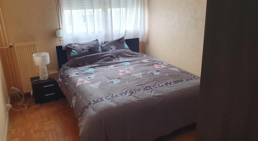 Dans grand appart de 113m2 proche Paris — Hotel in Creil