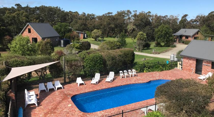 a backyard with a picnic table and chairs, Prom Coast Holiday Lodge in Gippsland Region
