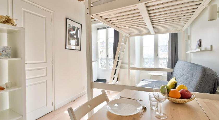 Lovely Mezzanine Studio in the Heart of Paris - image 3