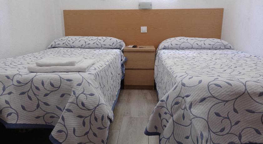Pension Cuatro Torres — Hotel in Madrid