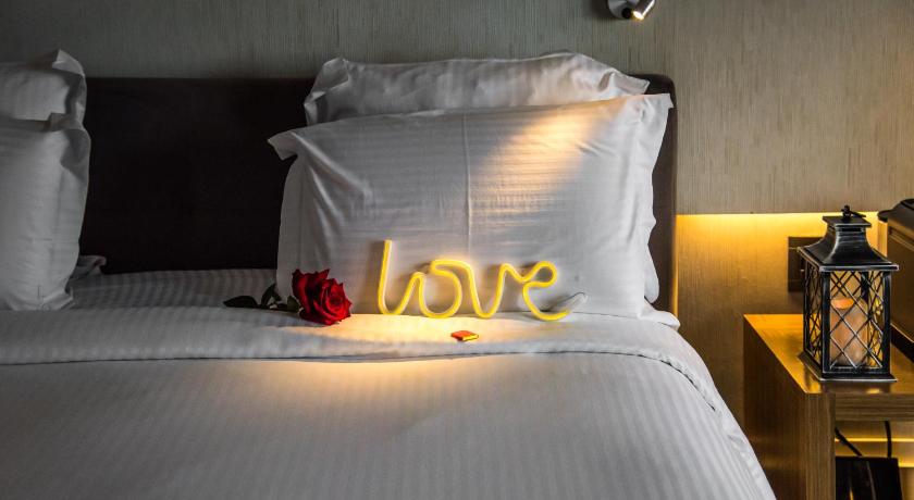 Image of Executive Double Bed 16