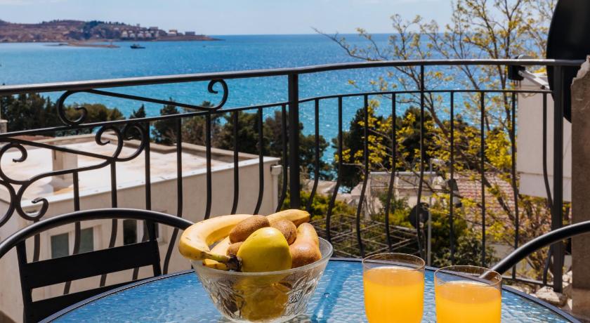 Altea — Hotel in Bar