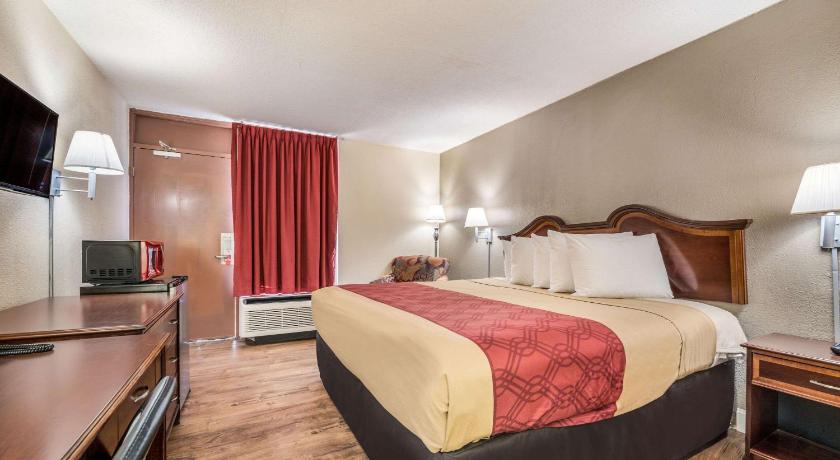 Econo Lodge  Inn & Suites