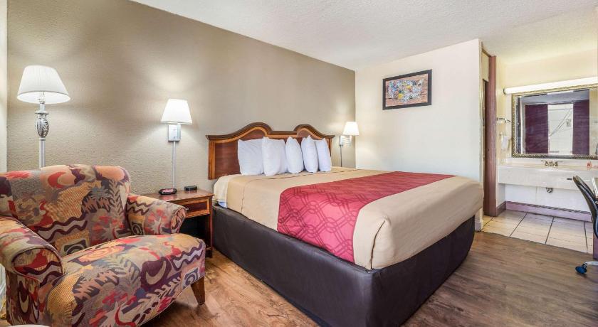 Econo Lodge  Inn & Suites