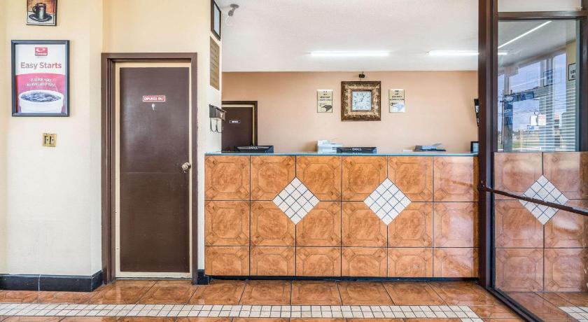 Econo Lodge  Inn & Suites