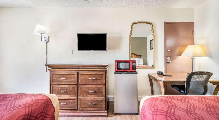 Econo Lodge  Inn & Suites