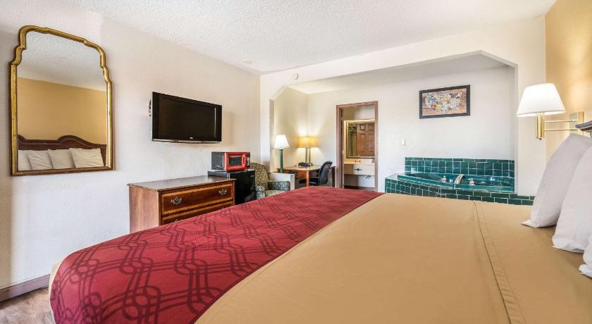 Econo Lodge  Inn & Suites