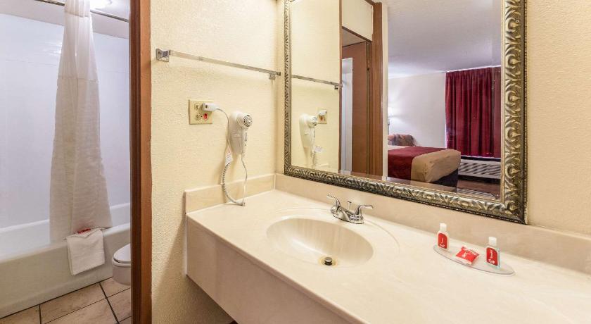 Econo Lodge  Inn & Suites