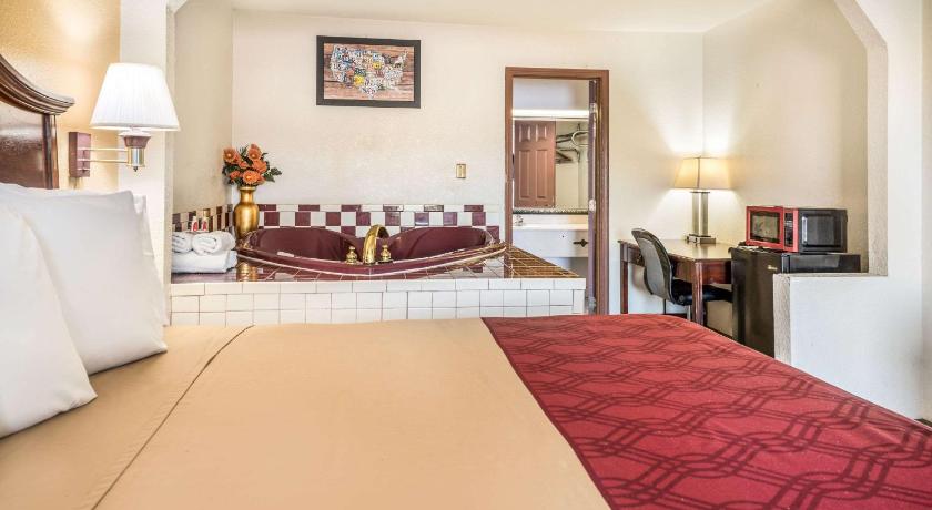 Econo Lodge  Inn & Suites