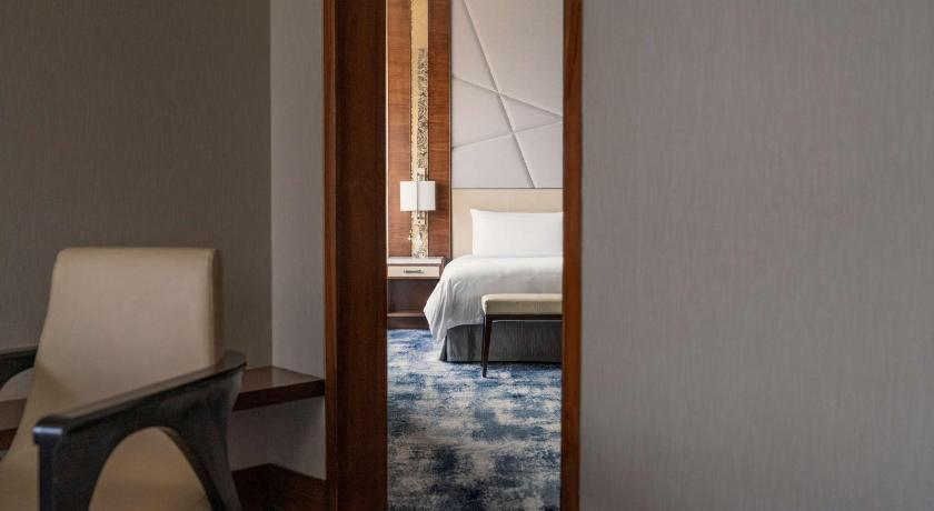 Image of Executive Suite - 10% discount on Food & Soft Beverages & Laundry - Evening cocktails and canapés at the Horizon Club Lounge from 6pm – 8pm 1