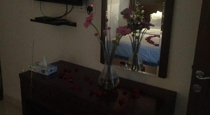 a living room with a vase of flowers on a table, شاطئ الورد 2 قصر البالود 2 سابقا in Jeddah