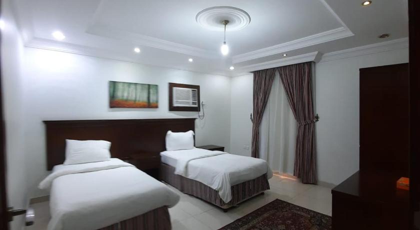 a hotel room with two beds and two lamps, شاطئ الورد 2 قصر البالود 2 سابقا in Jeddah