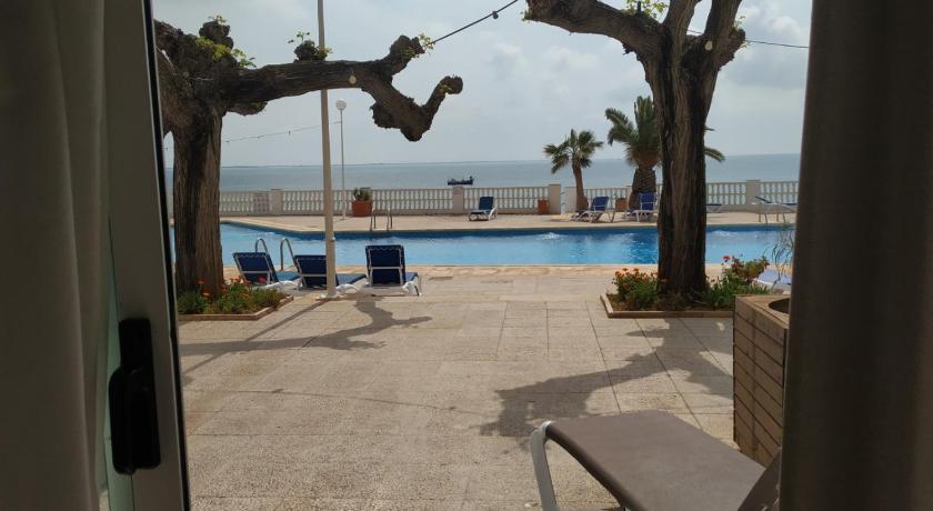 Trīsvietīgs numurs ar skatu uz baseinu (Triple Room with Pool View) attēls 1