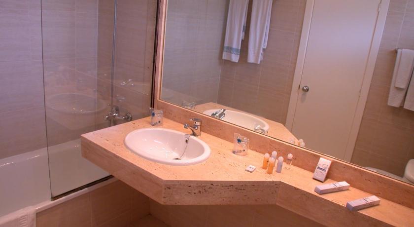 Trīsvietīgs numurs ar skatu uz baseinu (Triple Room with Pool View) attēls 2