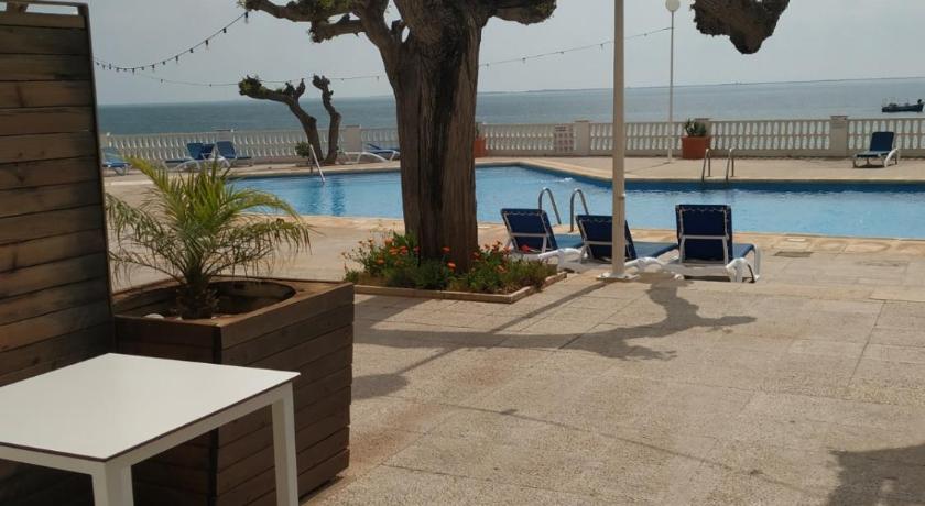 Trīsvietīgs numurs ar skatu uz baseinu (Triple Room with Pool View) attēls 3
