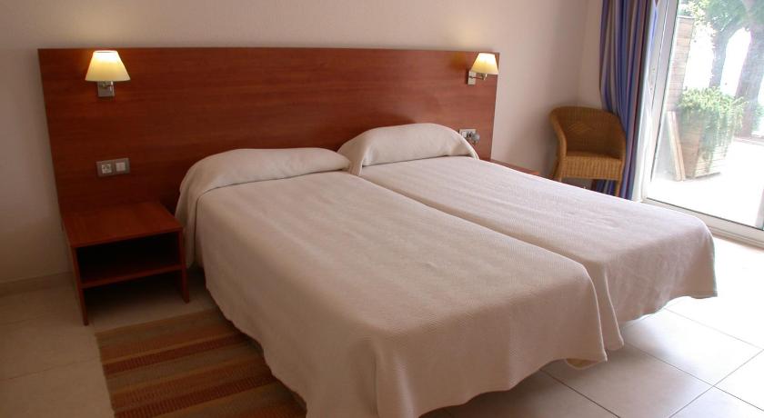 Trīsvietīgs numurs ar skatu uz baseinu (Triple Room with Pool View) attēls 0