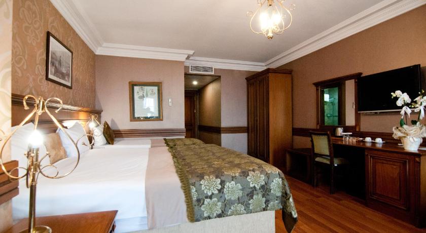 Image of Superior Triple Room 15