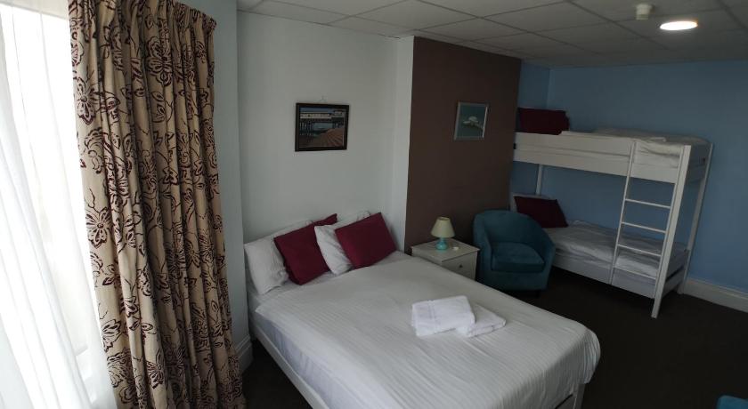 Image of Quadruple Room with Bath 3