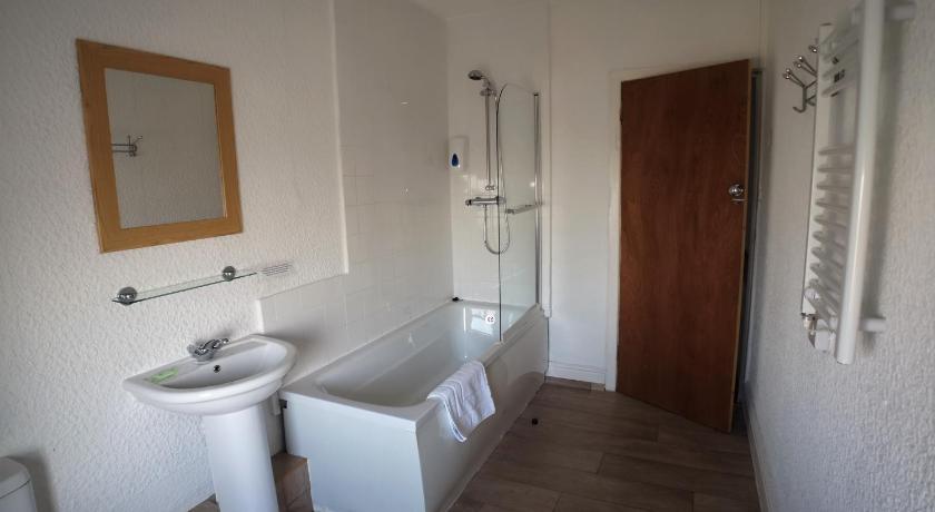 Image of Quadruple Room with Bath 2