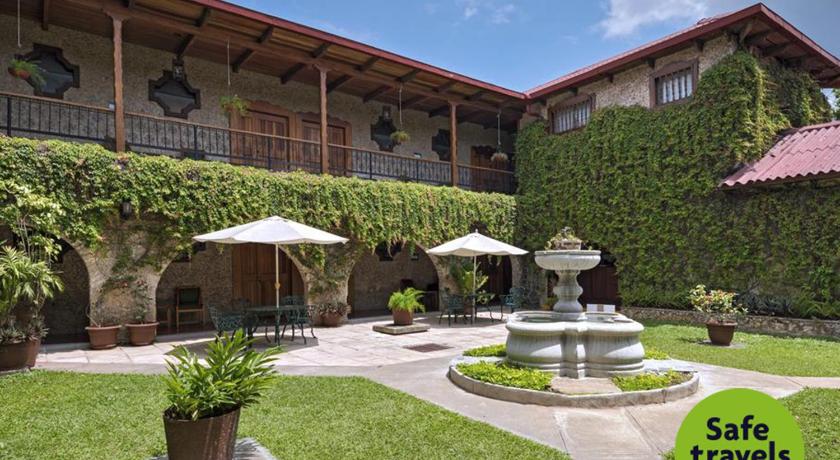 a large green lawn with a patio area, Hotel del Patio in Flores