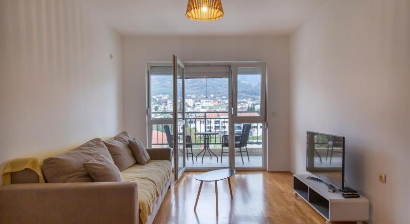 Apartment Plamenatz — Hotel in Bar