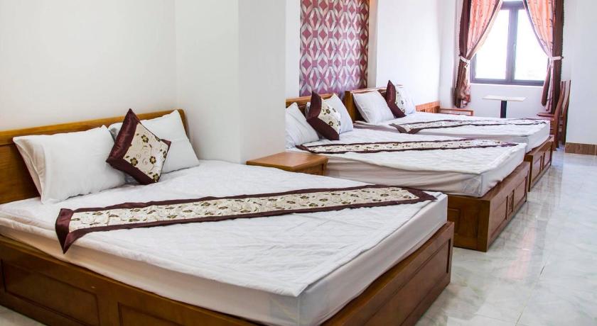a hotel room with two beds and two tables, Hotel Hong Anh in Phan Rang – Tháp Chàm (Ninh Thuận)