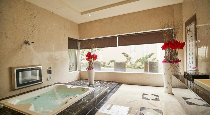 a bath room with a tub and a shower, Young Motel in Taoyuan