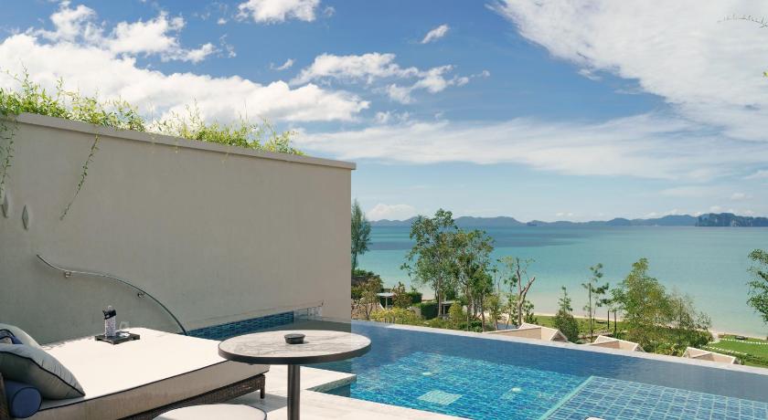 Image of Premium Ocean Pool Suite King 14