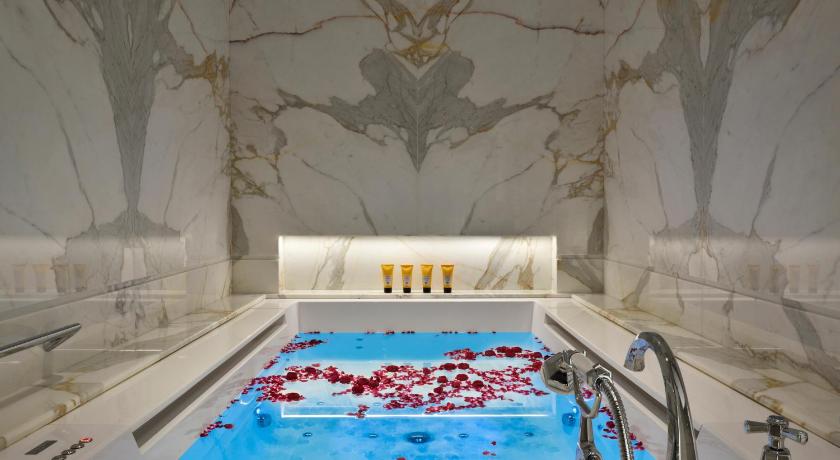 Фото: Люкс в пентхаусе с гидромассажной ванной (Penthouse Jacuzzi Suite) 4