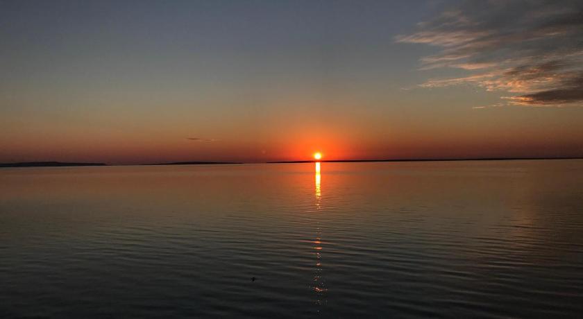 Mackinaw Beach and Bay Inn & Suites