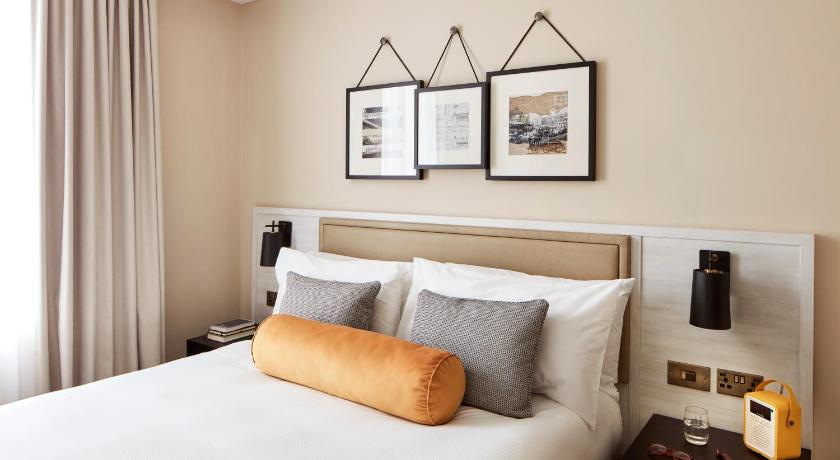 Image of Classic Family Room 5