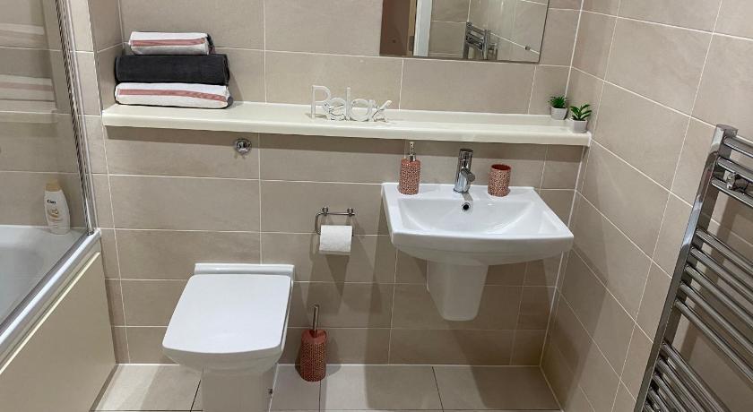 1 bedroom lovely apartment in Salford quays free street parking subject to availability photo