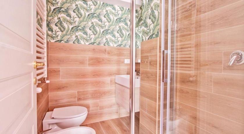 a bathroom with a toilet, sink, and shower, Hotel La Maison Delle Terme in Tivoli